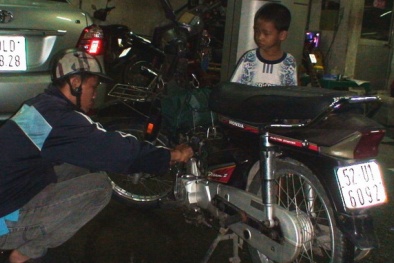 Cửa hàng bán xăng chứa nước